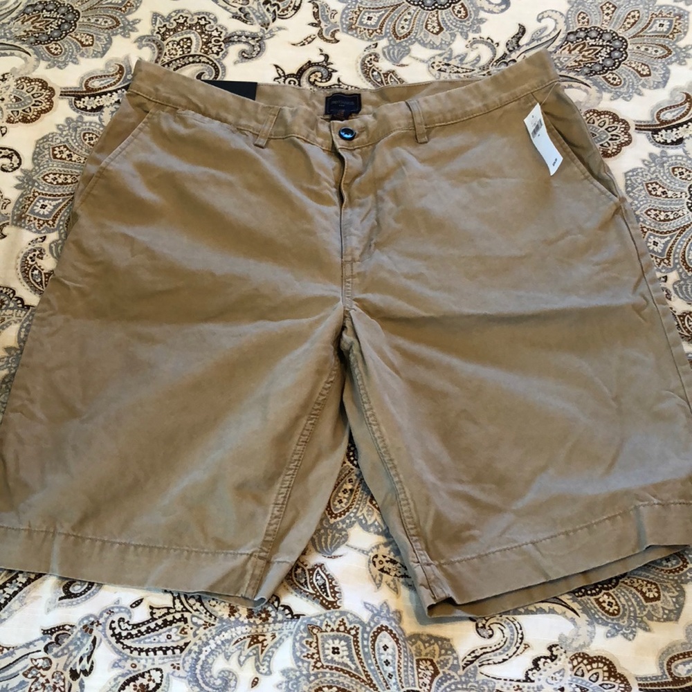 Men’s khaki shorts. NWT.